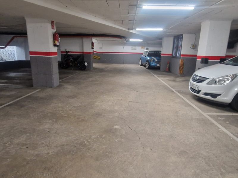 Oportunidad de plaza de parking sobre importante vía de Aragó en barrio Sagrada Familia. 
