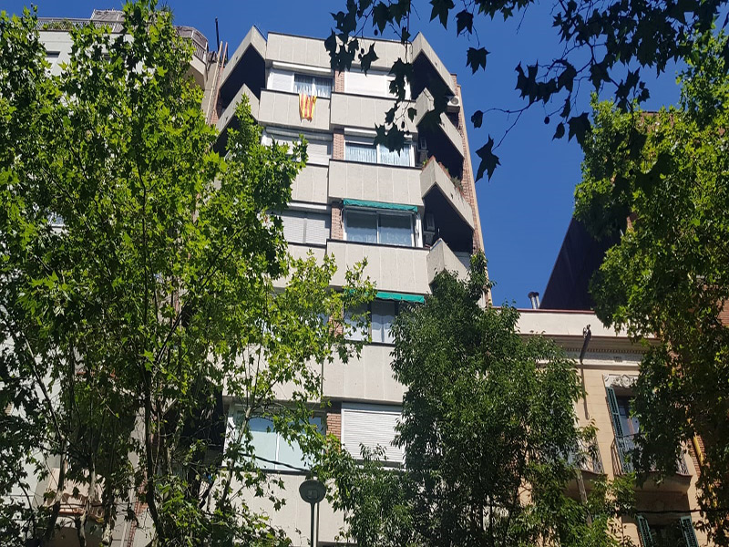 Partially restored flat of 74 m2 in L'Eixample, Sagrada Familia