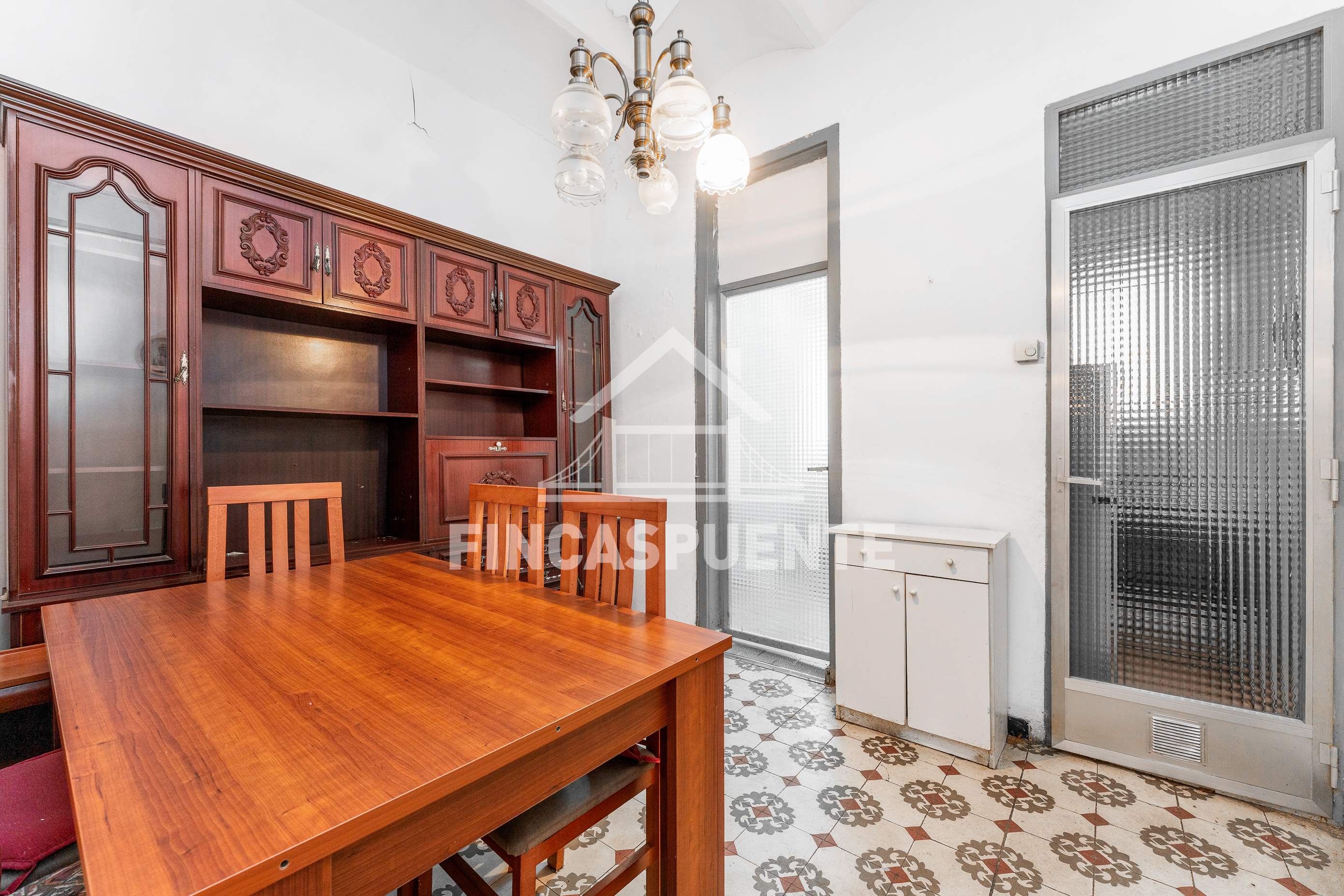 Piso luminoso con balcón en finca regia en el Camp de l’Arpa del Clot