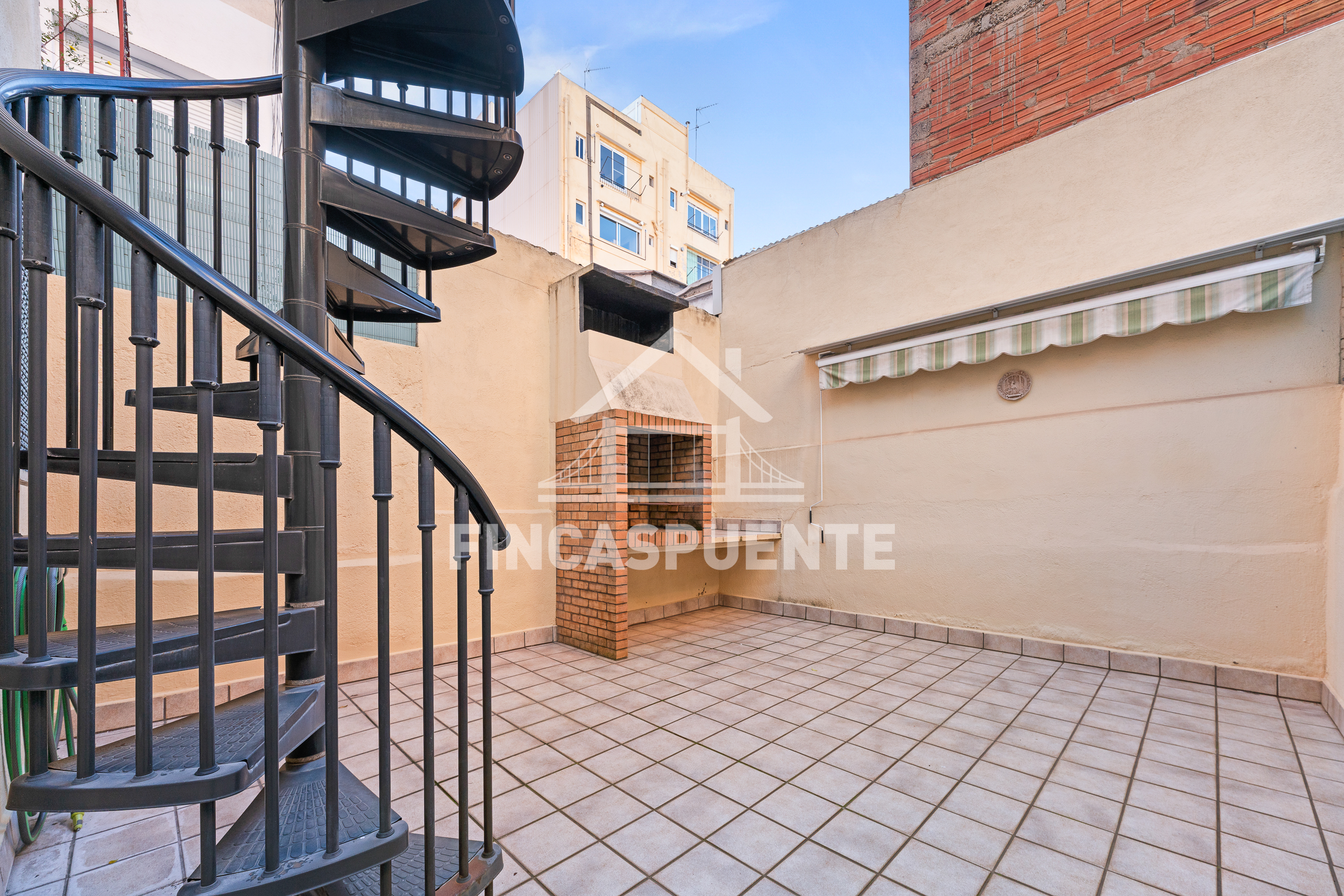 Casa centenaria reformada con 3 terrazas y parking en el Camp de l’Arpa del Clot