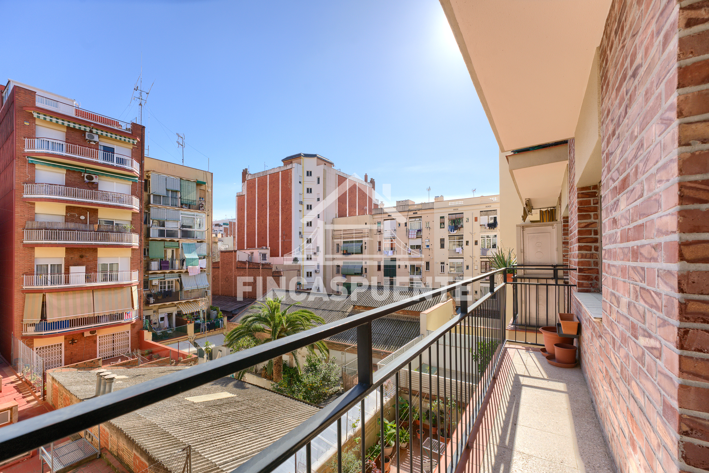 Luminoso piso con balcón y gran potencial en Camp de l’Arpa