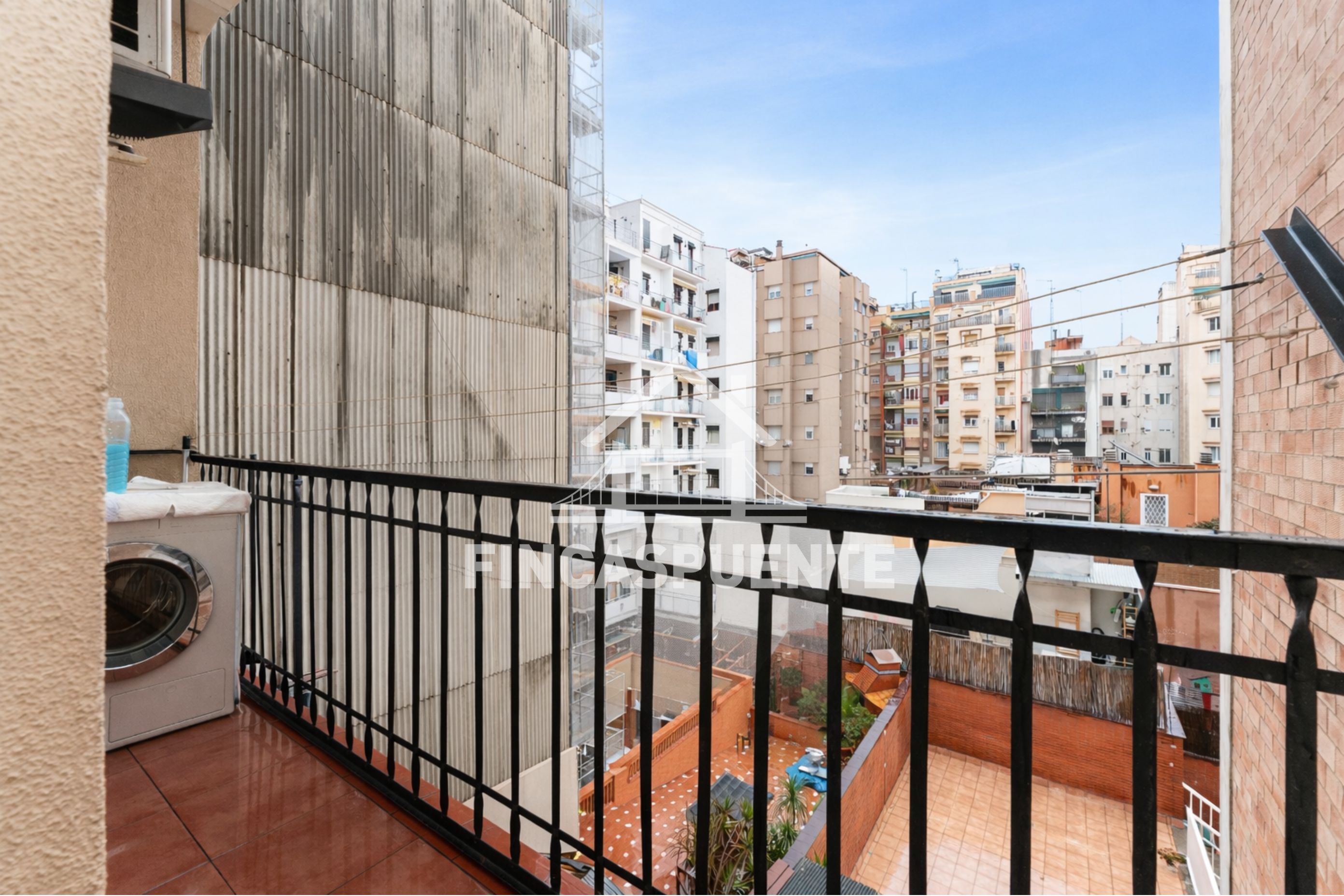 Piso con encanto en finca de 1928 en Dos de Maig, junto a la Sagrada Familia. 